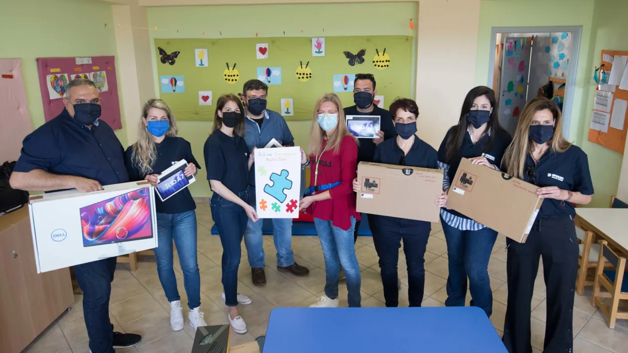 Δωρεά σε Ειδικά Σχολεία Εύβοιας- φωτογραφία όλων των εμπλεκομένων