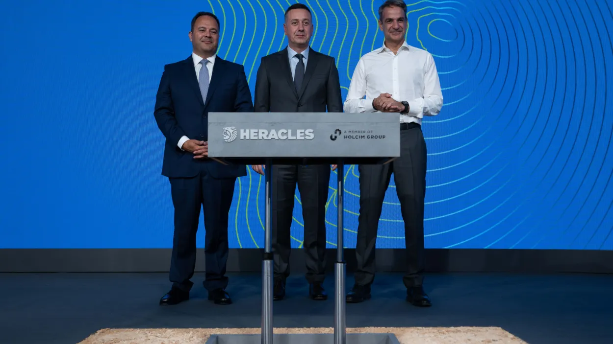 κ. Δημήτρης Χανής, Διευθύνων Σύμβουλος του Ομίλου ΗΡΑΚΛΗΣ  κ. Miljan Gutovic, Διευθύνων Σύμβουλος του Ομίλου Holcim  Πρωθυπουργός κ. Κυριάκος Μητσοτάκης 