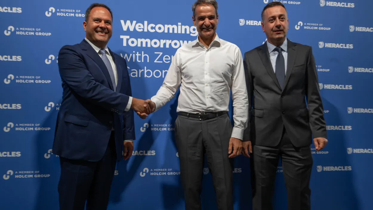 κ. Δημήτρης Χανής, Διευθύνων Σύμβουλος του Ομίλου ΗΡΑΚΛΗΣ  Πρωθυπουργός κ. Κυριάκος Μητσοτάκης  κ. Miljan Gutovic, Διευθύνων Σύμβουλος του Ομίλου Holcim 