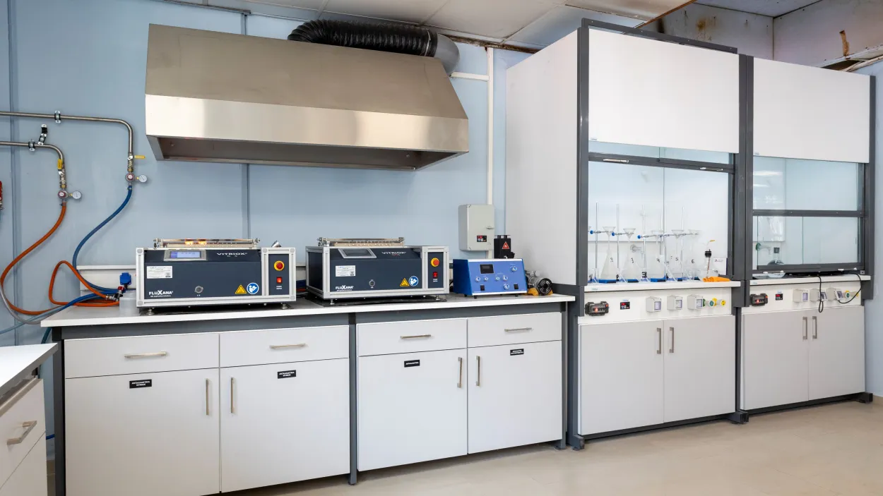 Ο Όμιλος ΗΡΑΚΛΗΣ επενδύει στην καινοτομία, με την αναβάθμιση του Αναλυτικού Εργαστηρίου στο εργοστάσιο του Βόλου