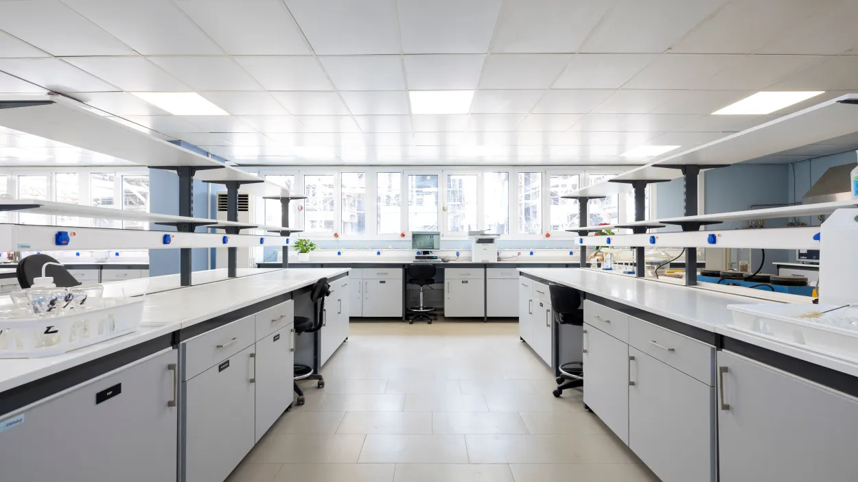 Ο Όμιλος ΗΡΑΚΛΗΣ επενδύει στην καινοτομία, με την αναβάθμιση του Αναλυτικού Εργαστηρίου στο εργοστάσιο του Βόλου