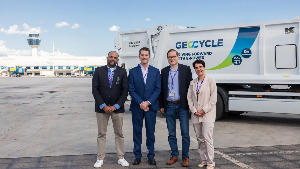 Αθήνα, X Οκτωβρίου 2025 Η Geocycle Ελλάς, μέλος  του Ομίλου ΗΡΑΚΛΗΣ φέρνει το πρώτο της ηλεκτρικό απορριμματοφόρο στον Διεθνή Αερολιμένα Αθηνών 