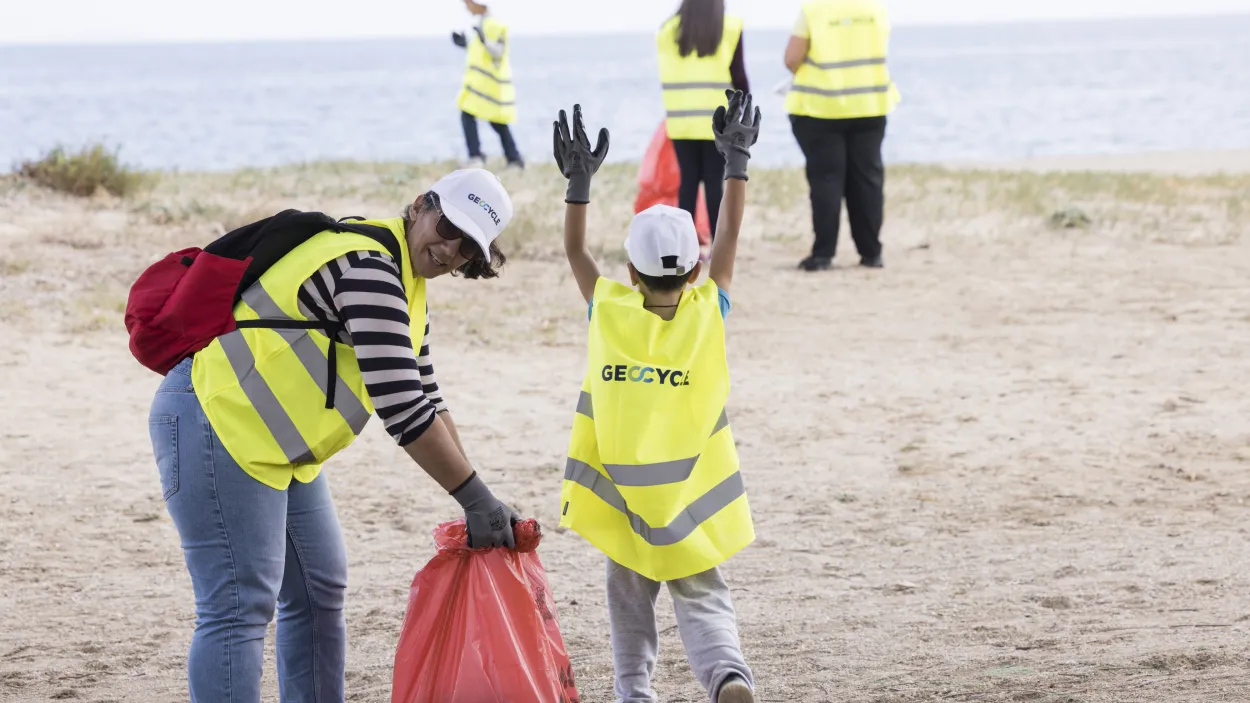 “Leaf it Clean”: Η Geocycle Ελλάς, μέλος του Ομίλου ΗΡΑΚΛΗΣ, σε διπλή δράση καθαρισμού και δενδροφύτευσης στον Μαραθώνα 