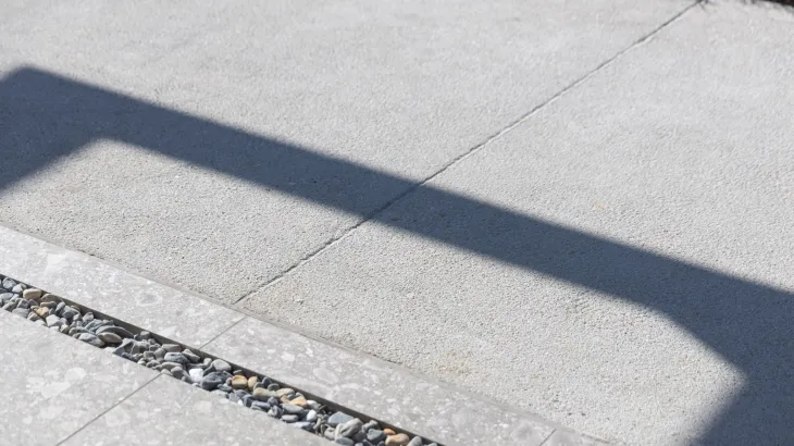 Moxy Hotel Athens σουίτα στην ταράτσα σκυρόδεμα Artevia Stone 