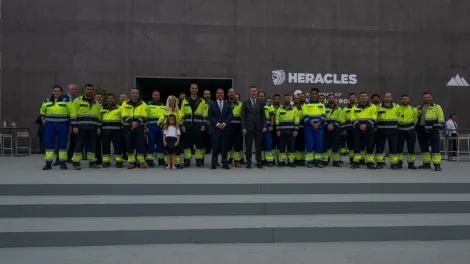 κ. Δημήτρης Χανής, Διευθύνων Σύμβουλος του Ομίλου ΗΡΑΚΛΗΣ  κ. Miljan Gutovic, Διευθύνων Σύμβουλος του Ομίλου Holcim  Μαζί με τους εργαζόμενους του εργοστασίου